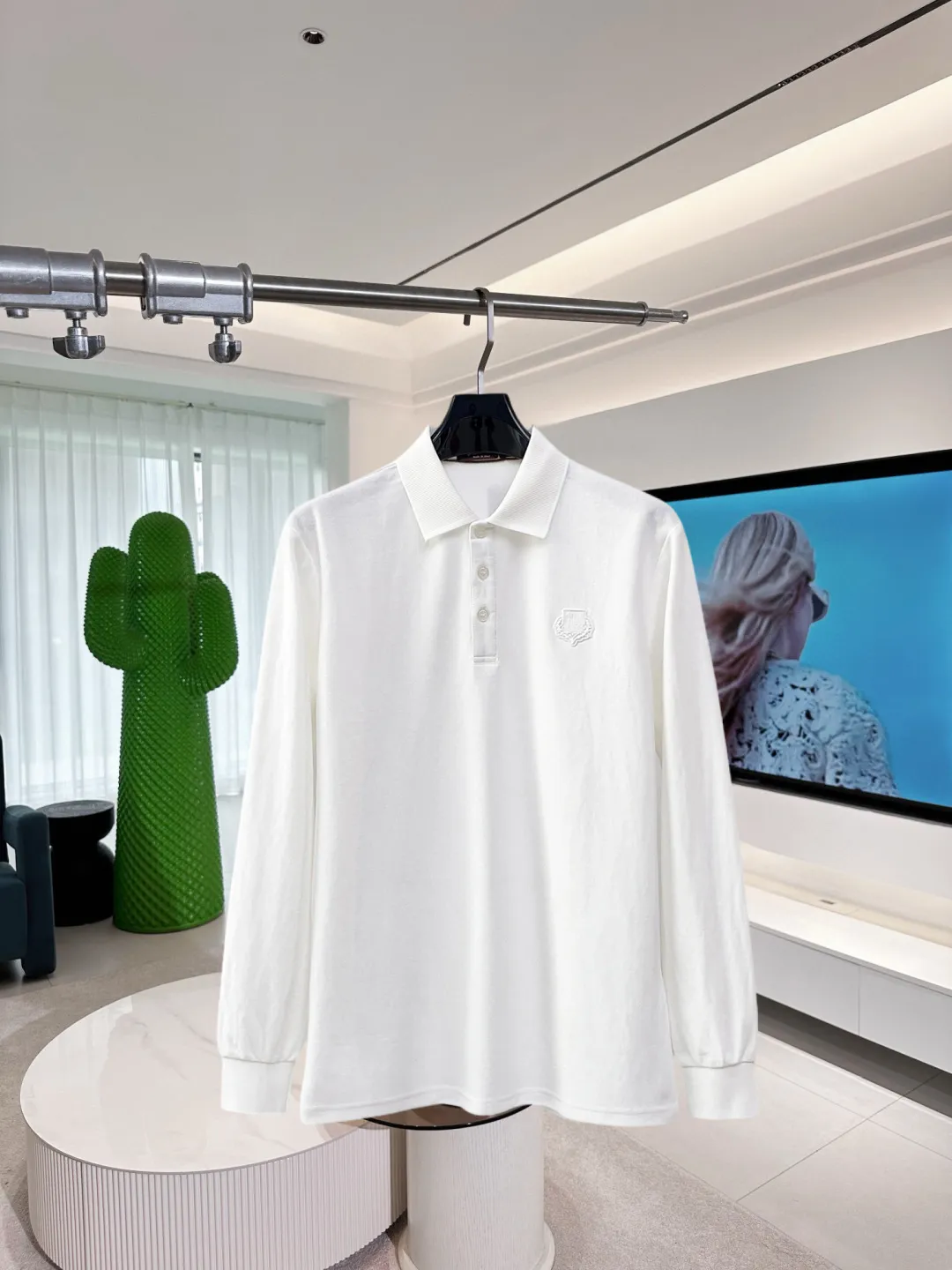 LP New Arrival long-sleeved Polo shirt, original fabric, official Same Style, made of pure cotton pique fabric, custom-made in the same vat, feels very comfortable and smooth, very wide and stylish, produced by factory for first-line brands, imported Behringer embroidery machine, embroidery is full and textured, collar and collar ribs are woven with imported yarn, does not deform after long-term wear, the most New Arrival style in autumn and winter, fashionable and individual Super Versatile and good-looking. It is very suitable for both men and women. It is a must-have for everyone. Size: M-XXXL